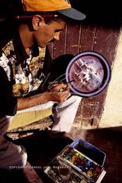 Image du Maroc Professionnelle de  Un artisan peint au pinceau des paysages sur des assiettes décorative au souk de la Colline des Potiers. Dans ce marché au pied de la colline, on remarque une dominance de la poterie étant donné qu'elle représente l'activité artisanale la plus importante de la ville, elle emploi environ 2000 personne et un grand nombre de saisonniers à Safi, Vendredi 29 Août 1997. (Photo / Abdeljalil Bounhar)





s à Safi, Vendredi 29 Août 1997. (Photo / Abdeljalil Bounhar)